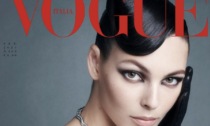 Vittoria Ceretti, la top model bresciana sulla copertina di Vogue che celebra i 60 anni