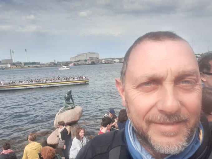 il 45enne azzanese Daniele Tomasoni a Copenaghen poco prima di unirsi al gruppo di biker