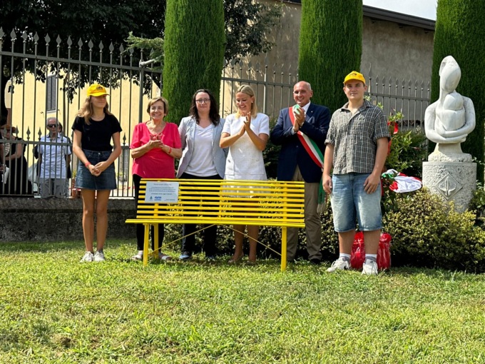 Una panchina gialla per sensibilizzare al dono del plasma