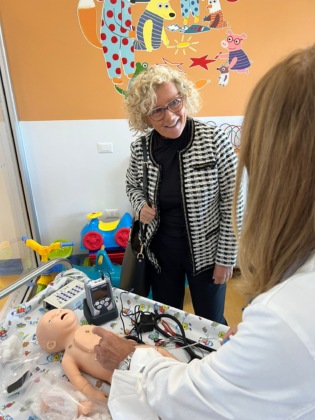 La DG Dottoressa Roberta Chiesa alla consegna del dispositivo in pediatria a Manerbio