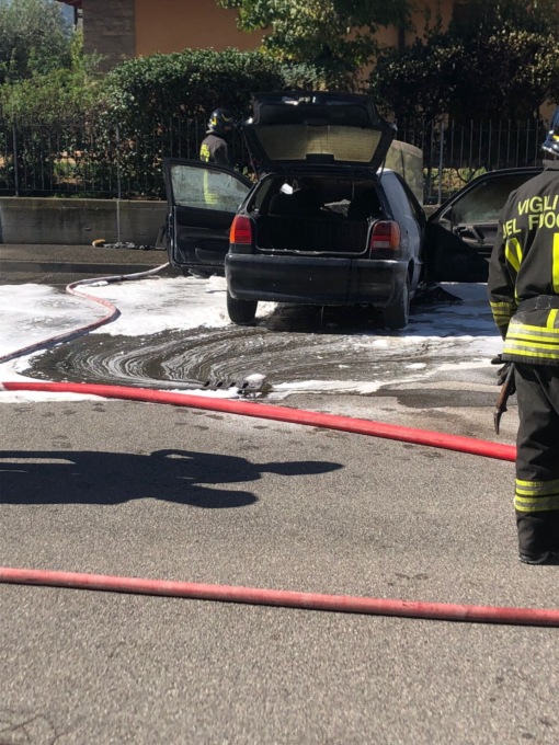 Auto in fiamme a Rovato: in corso le operazioni di messa in sicurezza