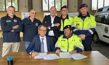 Consegnato all'Associazione Protezione Civile Paracadutisti un furgone Ford