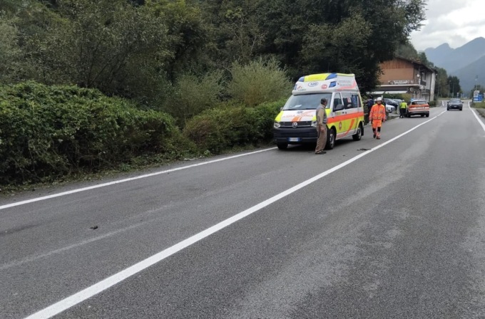 Esce di strada e finisce nella scarpata, rallentamenti sulla SpBs237 a Vestone