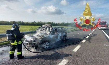 Auto in fiamme: pompieri in azione sull'A4