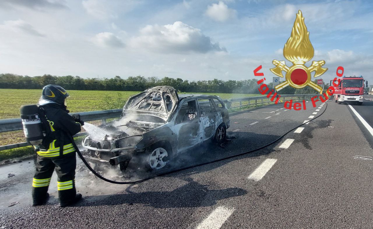 auto in fiamme