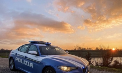 Aggredisce gli agenti con calci e pugni: 30enne arrestato per detenzione di droga e resistenza