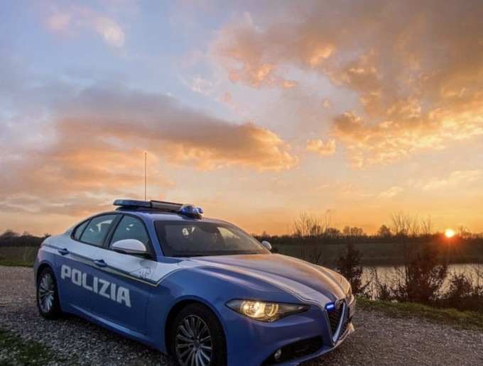 Aggredisce gli agenti con calci e pugni: 30enne arrestato per detenzione di droga e resistenza
