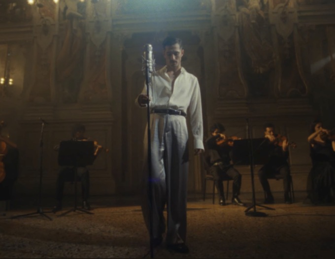 Damiano David dei Maneskin: il video di “Silverlines” girato al Teatro Grande di Brescia