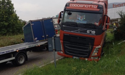 Due mezzi pesanti fuori strada a Gavardo: traffico in tilt