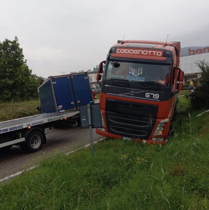 Due mezzi pesanti fuori strada a Gavardo: traffico in tilt