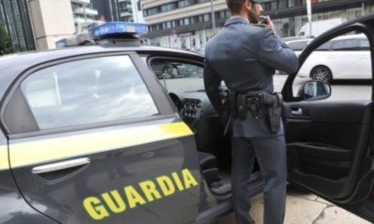 Finto broker truffa imprenditori in difficoltà: scattano le manette