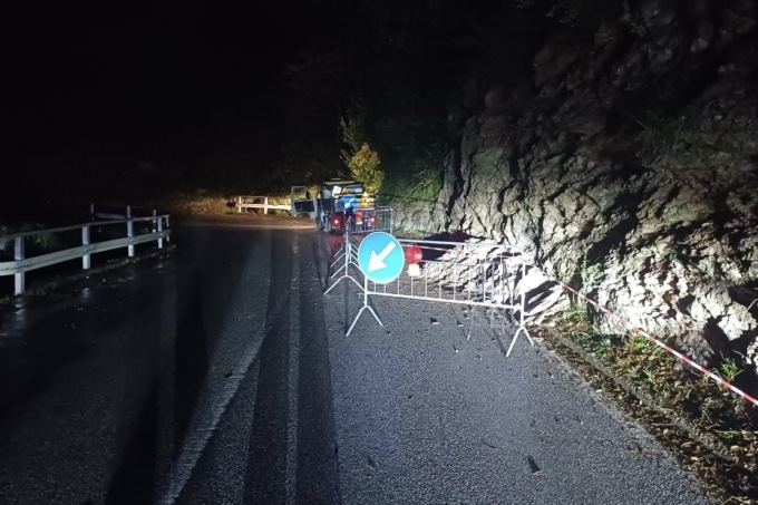 Frana a Gargnano: istituito il senso unico alternato fino a fine lavori