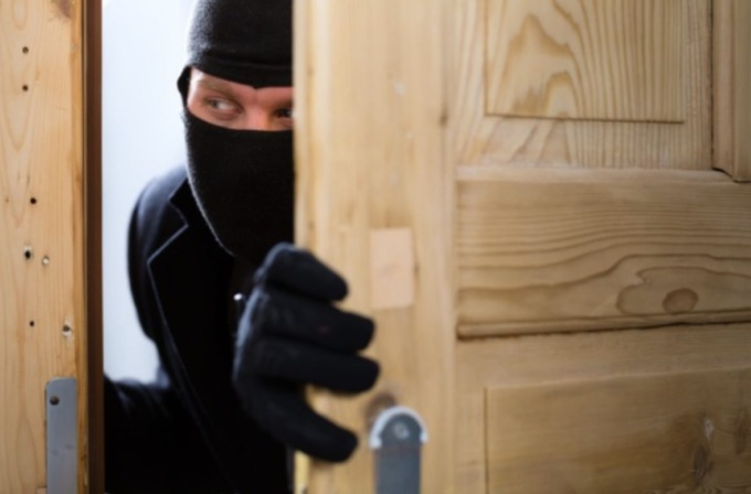 Furto in abitazione sventato: i proprietari rincasano in tempo