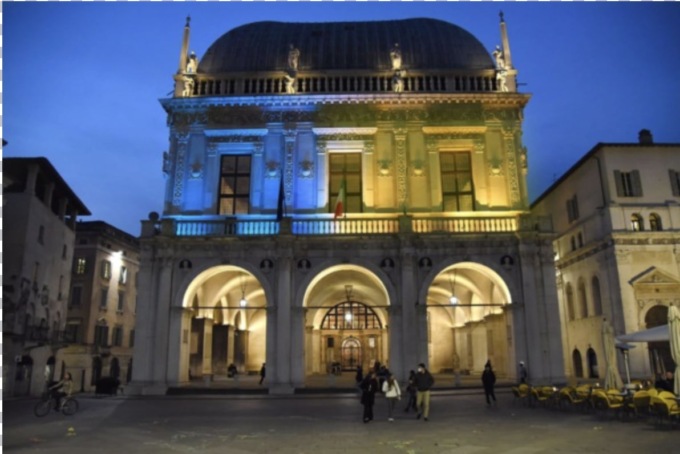 Giornata Internazionale del lutto perinatale: la Loggia illuminata di azzurro