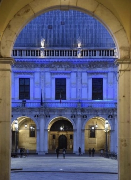 Giornata Internazionale della Dislessia 2024: Palazzo Loggia si illumina di blu