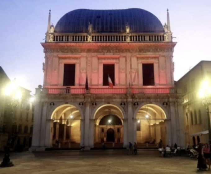 Giornata della Memoria e dell’Accoglienza: la Loggia si illumina di arancione