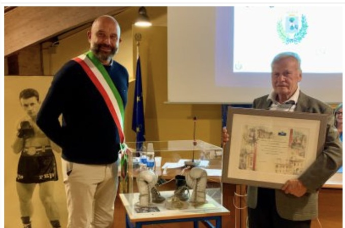 Il pugile poeta dona scarpette, guantoni e cintura