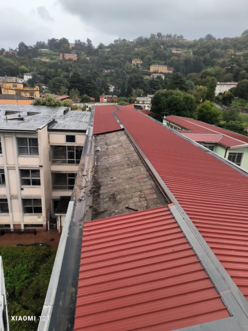 Il vento scoperchia il tetto della scuola Ugo Foscolo a Brescia