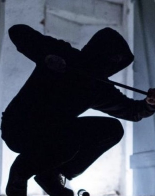 Ladri fanno irruzione nella notte al supermercato e rubano la cassaforte