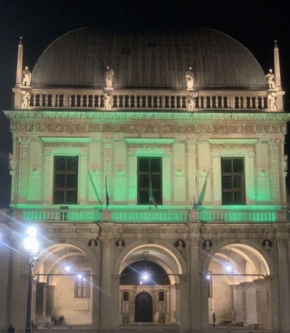 Pans Pandas: la Loggia si illumina di verde per la Giornata Mondiale della Consapevolezza
