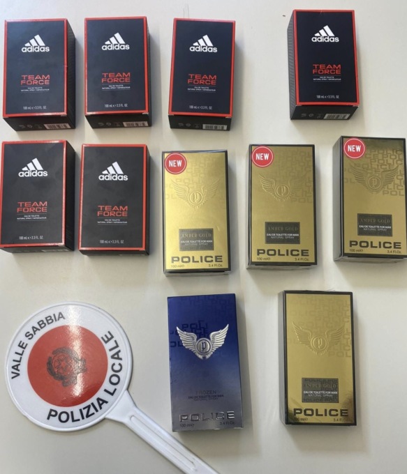 Ruba undici profumi al centro commerciale: scatta la denuncia