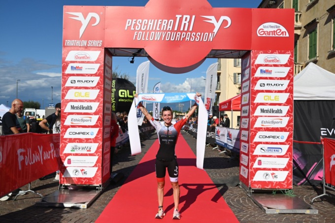 La bresciana Sara Sandrini per il secondo anno consecutivo trionfa al PeschieraTRI