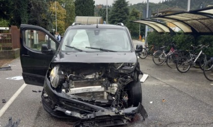 Scontro tra auto all'ingresso dell'ospedale, una persona ferita