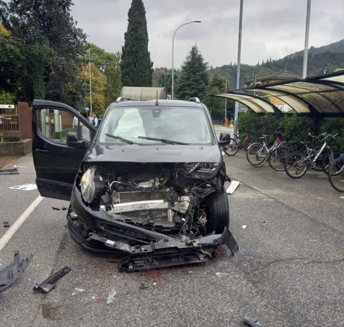 Scontro tra auto all’ingresso dell’ospedale, una persona ferita