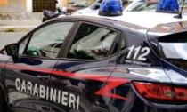 Si aggira in auto con attrezzi da scasso per cercare ditte da rapinare: scatta la denuncia