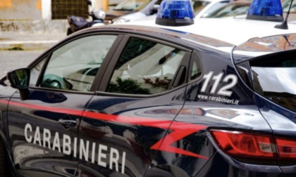 Si aggira in auto con attrezzi da scasso per cercare ditte da rapinare: scatta la denuncia