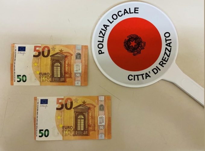 Spende soldi falsi nei negozi del centro storico: identificato e denunciato