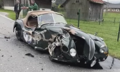 Tampona una Jaguar XK120 mentre parla al telefono: a bordo l'equipaggio bresciano Cerbone-Bongrani