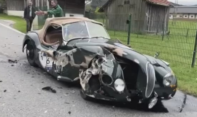 Tampona una Jaguar XK120 mentre parla al telefono: a bordo l’equipaggio bresciano Cerbone-Bongrani