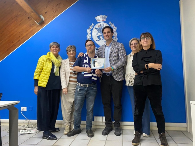 Tifoso modello del Brescia Calcio: l’assessore Cantoni consegna la targa a Mattia