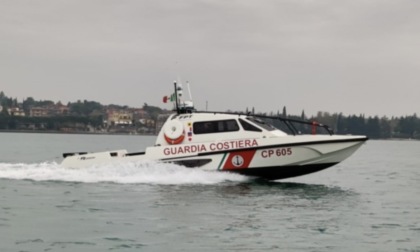 Tronco alla deriva sul Garda, la Guardia Costiera invita alla cauta navigazione