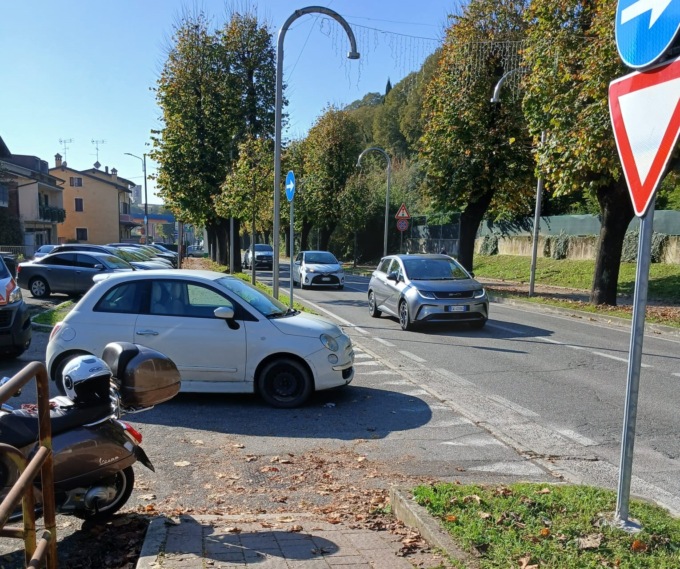 Scontro tra auto e moto in via Franciacorta a Rovato