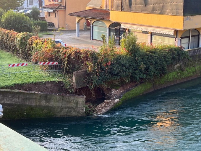 Palazzolo sull’Oglio, crolla l’argine del fiume, nel muro si apre uno squarcio