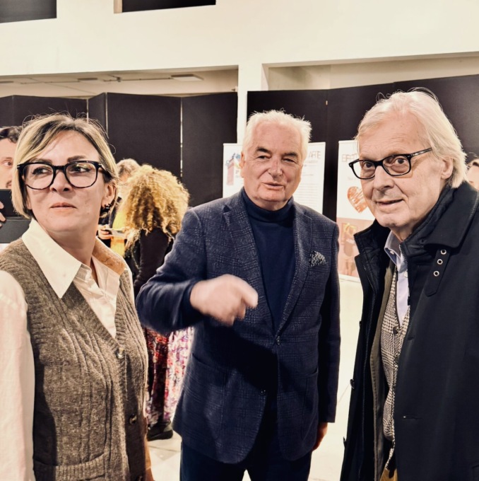 In mostra alla Biennale della Creatività di Ferrara, l’arte di Ancesh conquista anche Vittorio Sgarbi