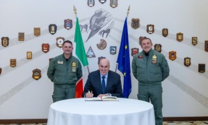 Il Ministro della Difesa, Guido Crosetto, in visita alla base dei Diavoli Rossi