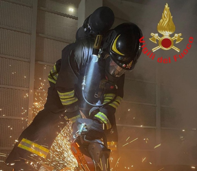 A fuoco il compattatore di cartone: intervento dei Vigili del Fuoco a Brescia