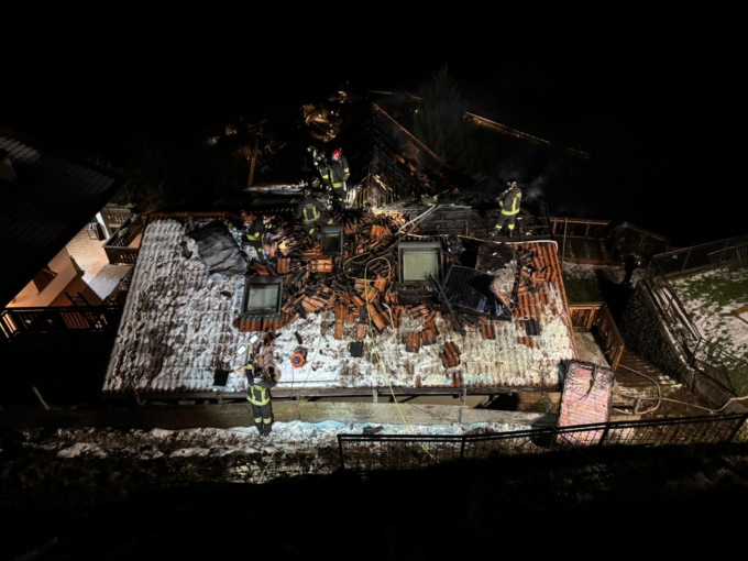 A fuoco il tetto di una casa a Vione: Vigili del Fuoco in azione