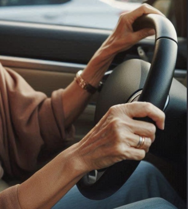 Anziana alla guida della sua auto investe una coetanea e fugge: scatta la denuncia