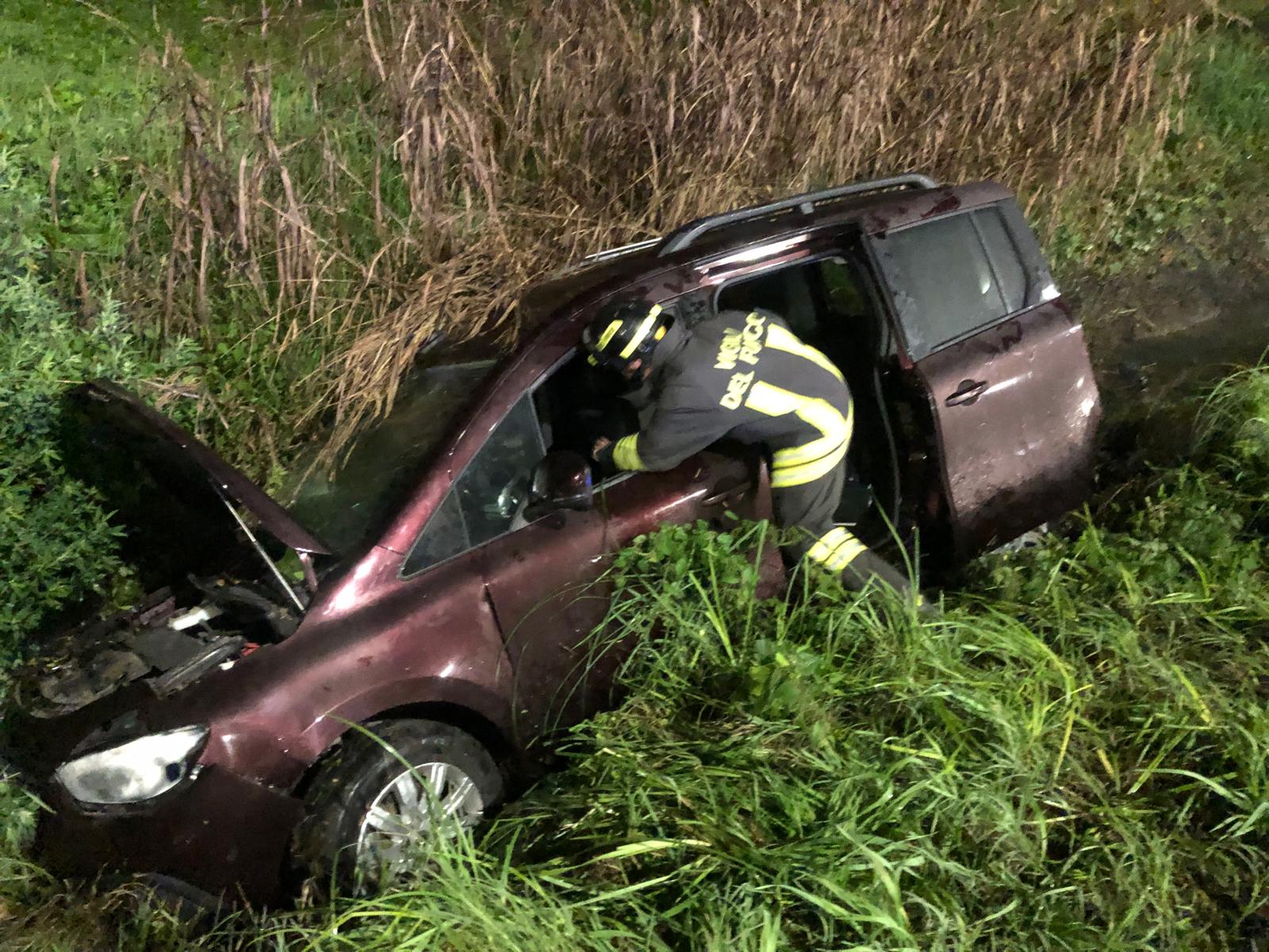 Auto finisce fuori strada