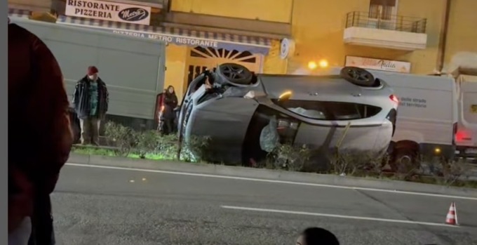 Auto si cappotta su un fianco e finisce nello spartitraffico, paura a Brescia