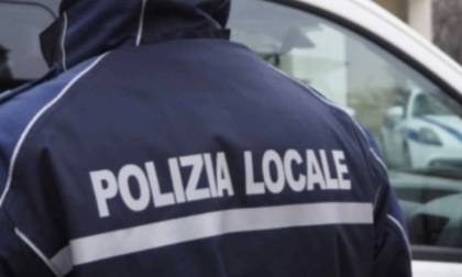 Beccato a urinare in centro: scattano daspo e sanzione da oltre 3mila euro