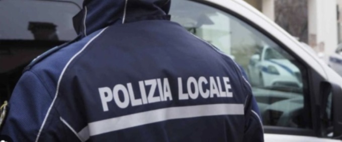 Beccato a urinare in centro: scattano daspo e sanzione da oltre 3mila euro