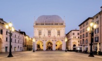 Brescia: il brand del comune trasformato su cartelloni abusivi con frasi razziste, la reazione della Loggia