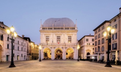 Brescia: il brand del comune trasformato su cartelloni abusivi con frasi razziste, la reazione della Loggia