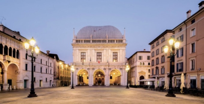 Brescia: il brand del comune trasformato su cartelloni abusivi con frasi razziste, la reazione della Loggia
