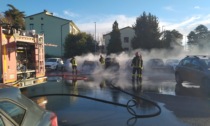 Chiari: auto a fuoco nel parcheggio dell'ex cinema, a pochi passi dall'ospedale